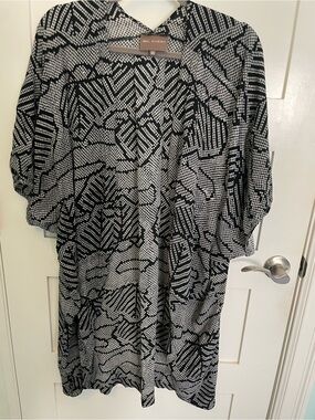 Bill Kazan Black and White Printed Kimono Dustser